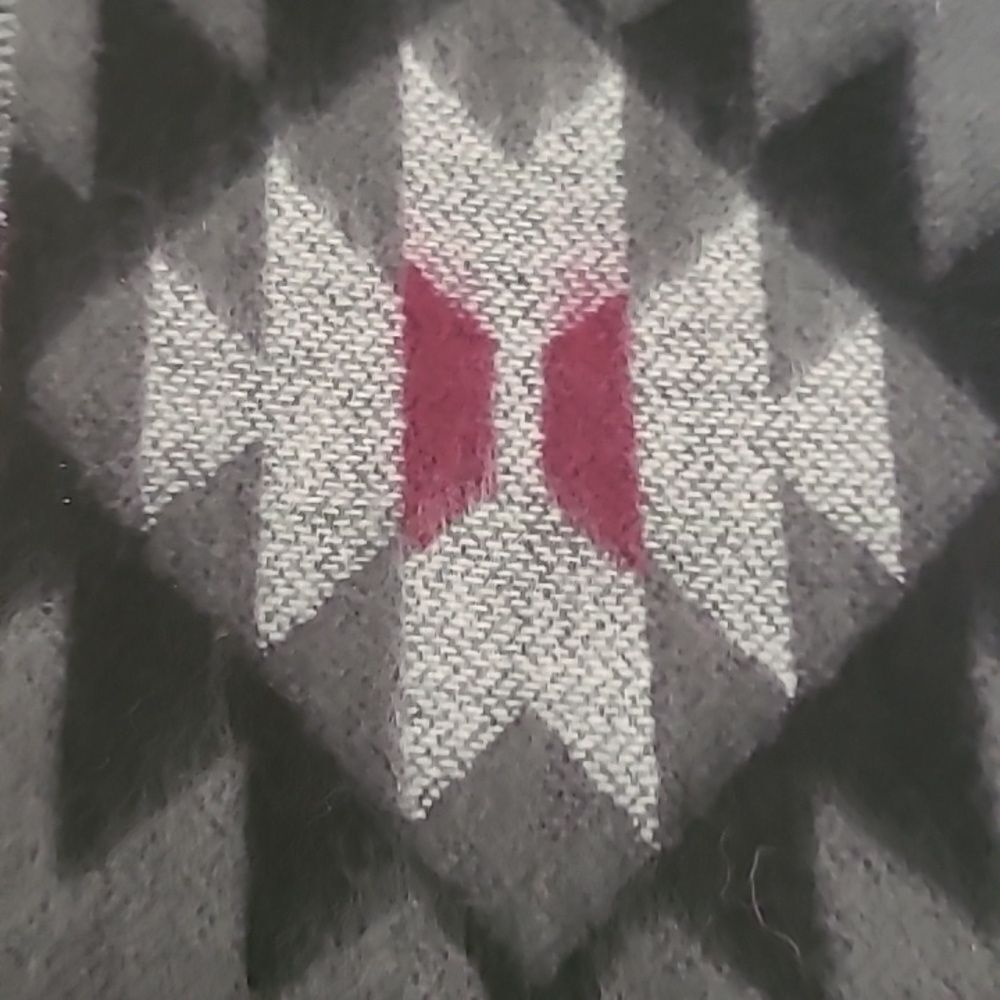 Better Cashmere Geometric Pattern Scarf - Picture 4 of 5